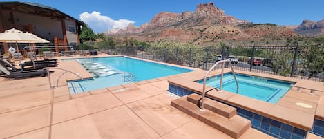 Piscine extérieure en saison, chaises longues