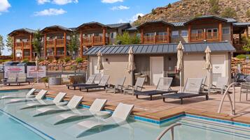 Seasonal outdoor pool, open 8:00 AM to 10:00 PM, sun loungers