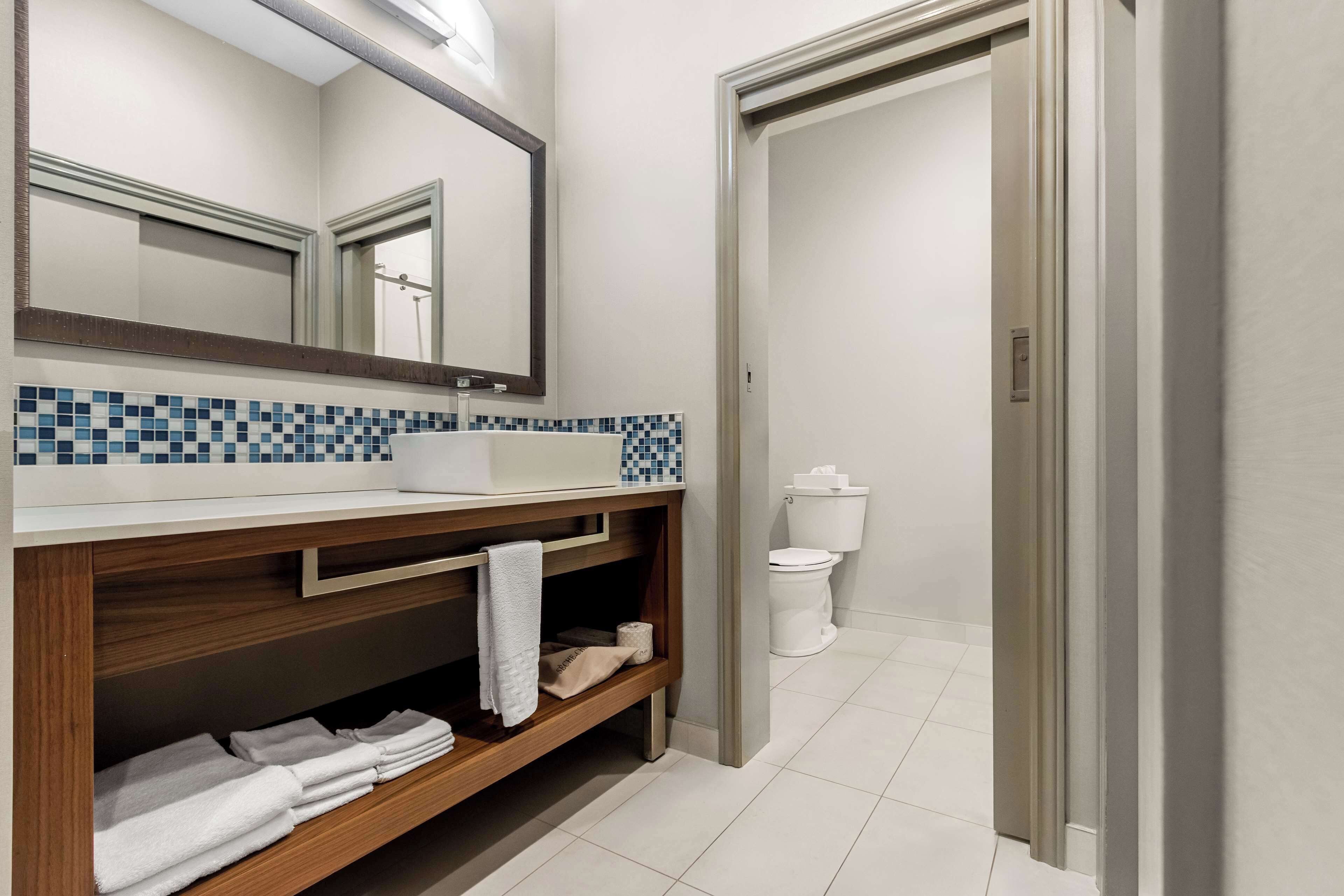 business room, 1 king bed, non smoking, refrigerator | bathroom | combined shower/bathtub, free toiletries, hair dryer, towels