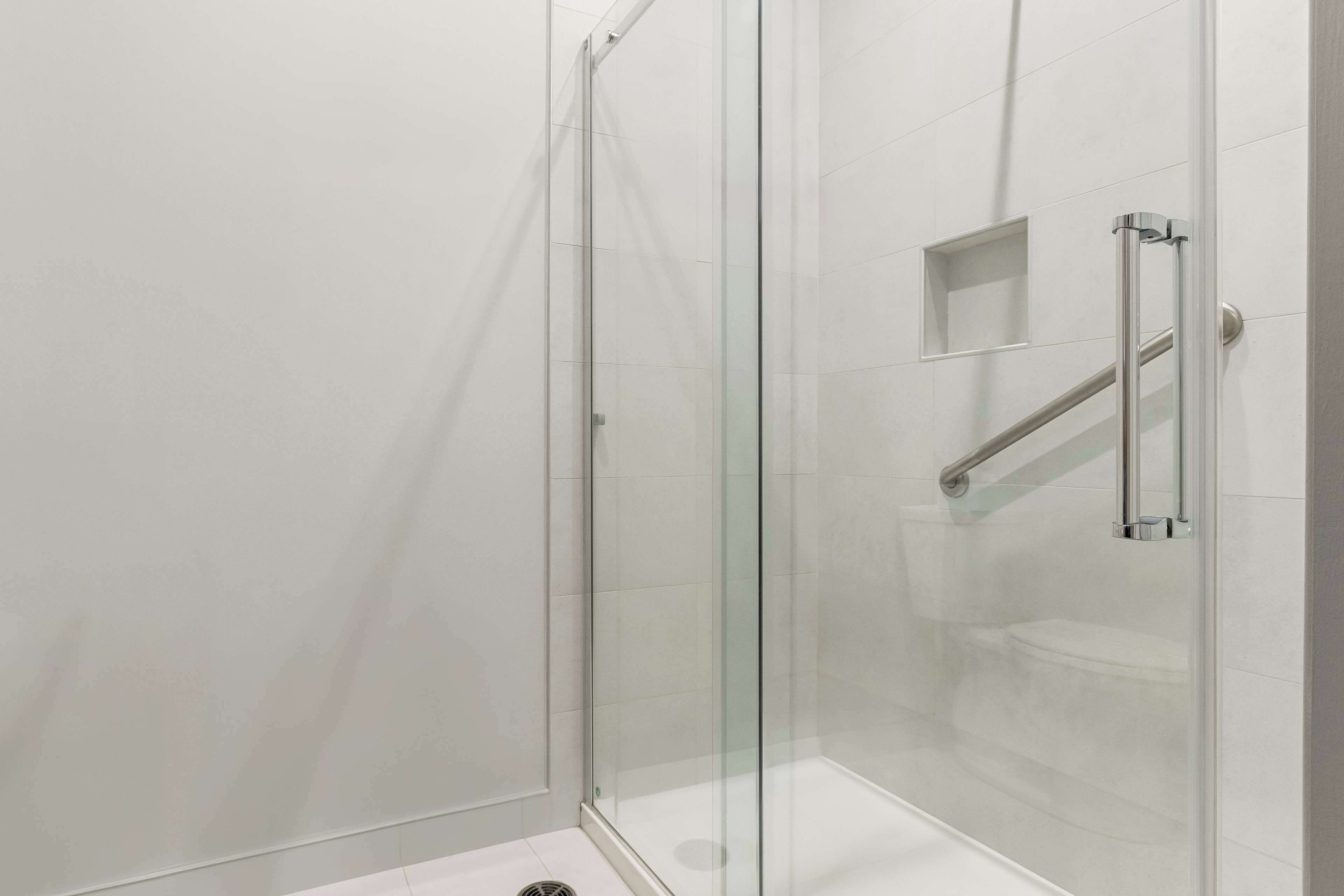 business room, 1 king bed, non smoking, refrigerator | bathroom | combined shower/bathtub, free toiletries, hair dryer, towels