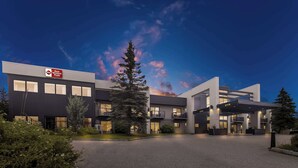 A modern hotel with a 'Best Western Plus' sign, featuring a spacious entrance, multiple balconies, and a well-maintained garden area. - Best Western Plus Mont-Laurier (Mont-Laurier)