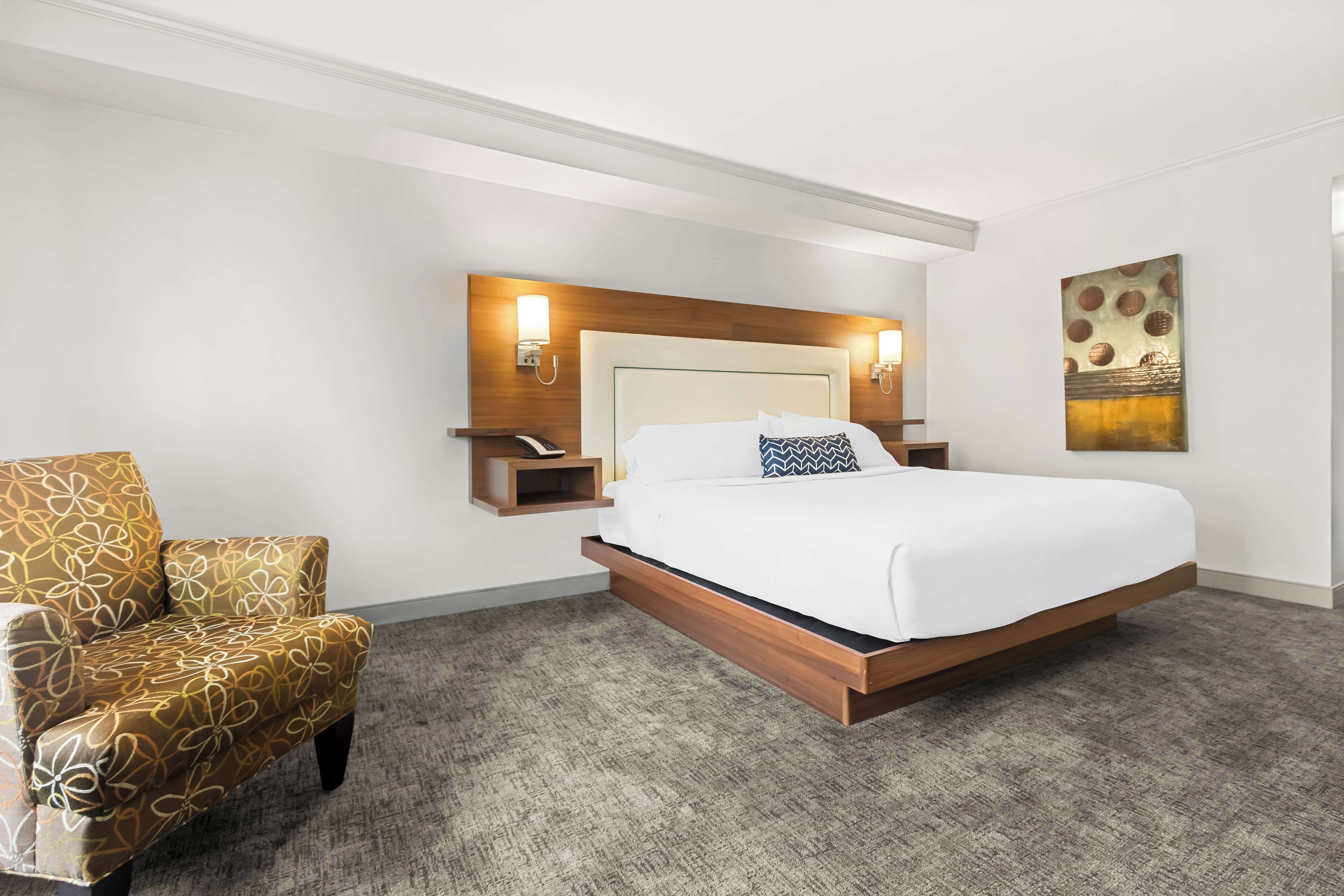 standard room, 1 king bed, non smoking, refrigerator | 1 bedroom, soundproofing, iron/ironing board, rollaway beds