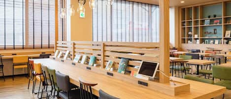 Petit déjeuner complet compris tous les jours
