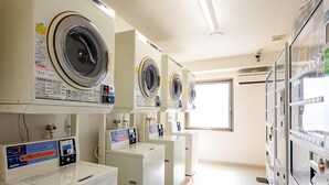 A laundry facility with multiple washing machines and dryers, including a CO/N washer and a 45kg dryer. - Comfort Hotel Hamamatsu (Hamamatsu)