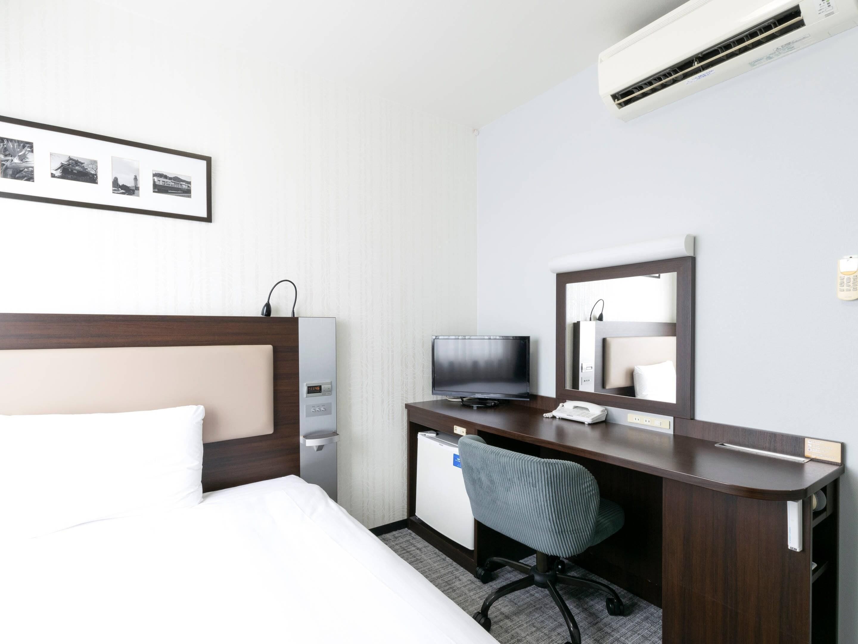 Standard Double Room, Non Smoking | Egyptian cotton sheets, desk, blackout drapes, soundproofing
