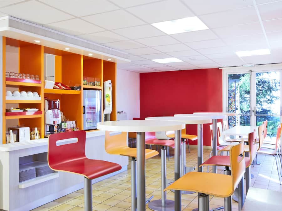 Daily continental breakfast (EUR 6.90 per person)