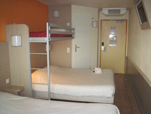 Shower, eco-friendly toiletries, hair dryer, towels - Premiere Classe Epernay (Epernay)