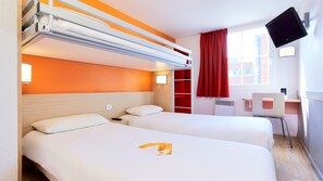 Habitación de hotel con dos camas, un escritorio, un televisor y una cortina roja.