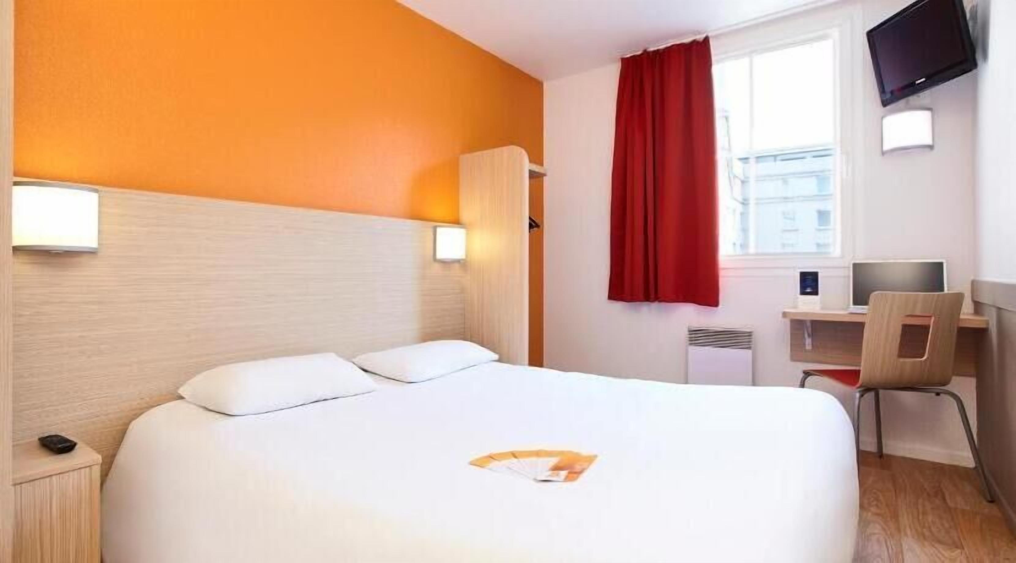 Desk, blackout curtains, soundproofing, free cots/infant beds