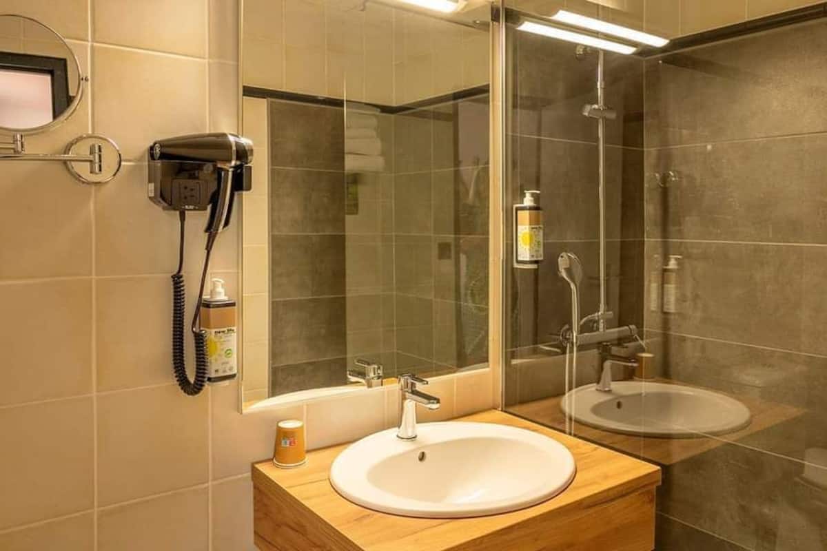 bathtub, eco-friendly toiletries, hair dryer, towels