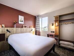 1 bedroom, desk, laptop workspace, soundproofing