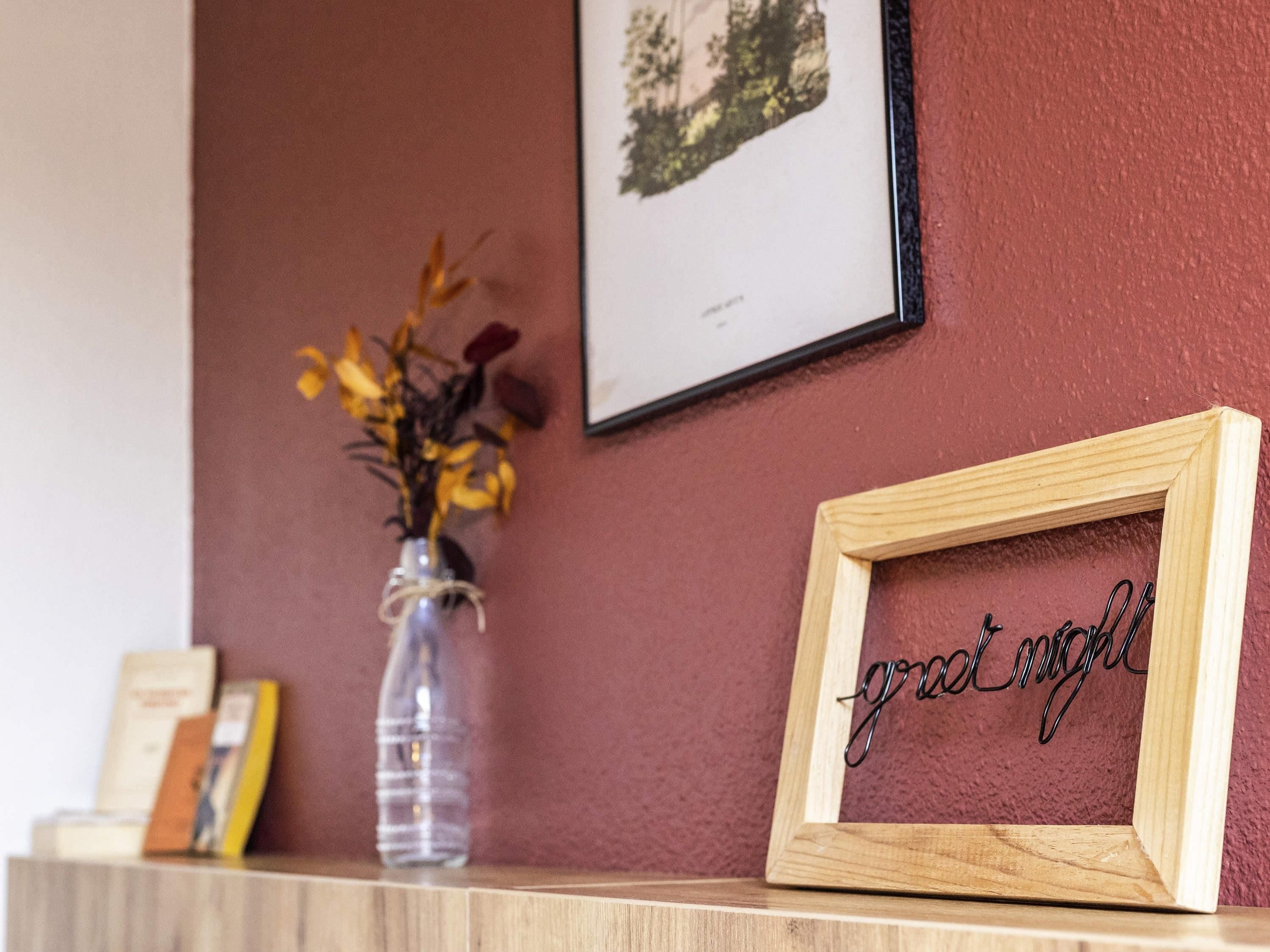 Un marco de madera con la palabra 'goodnight' en una pared.