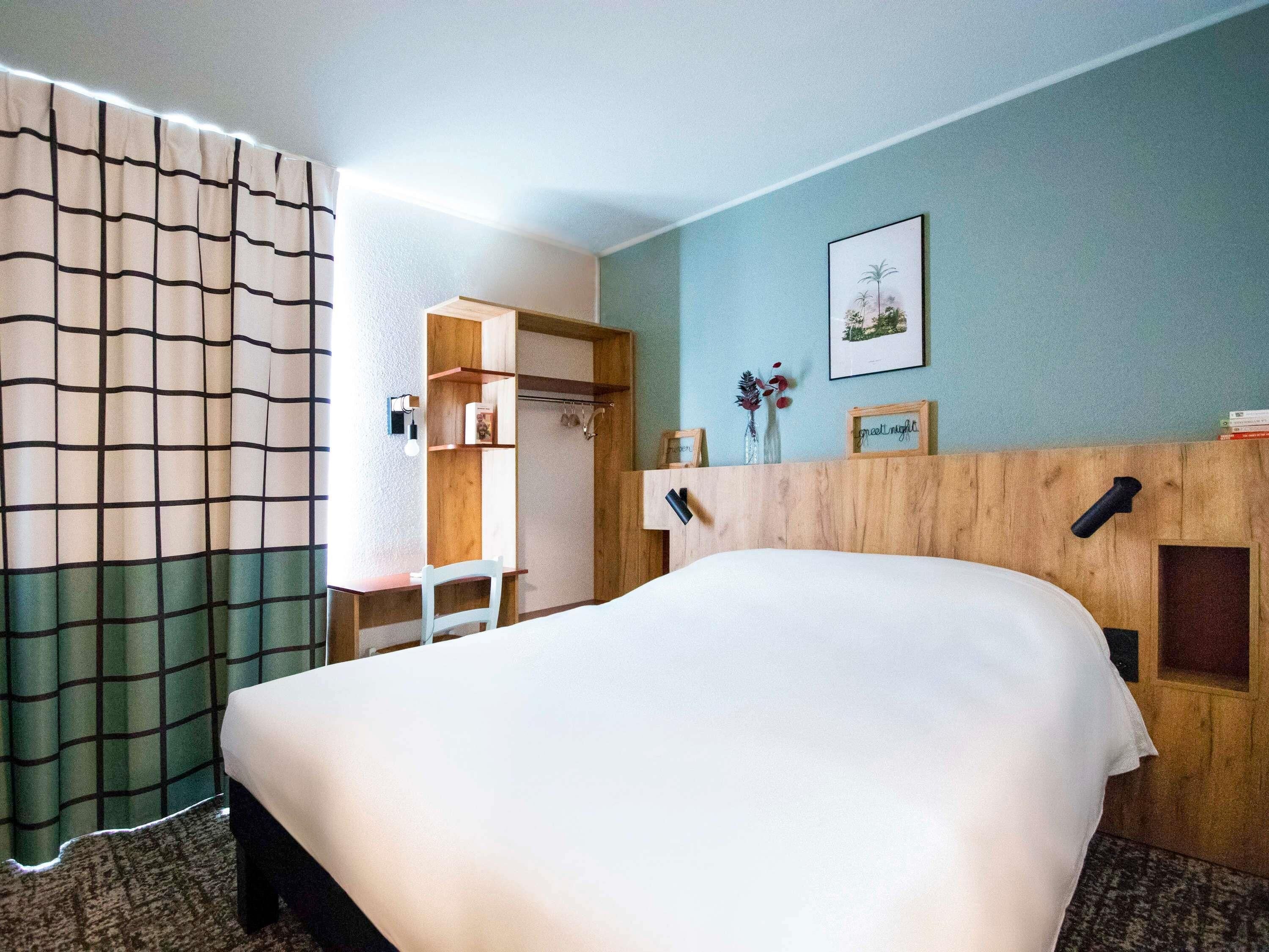 Pop Room with a double bed | 1 bedroom, desk, laptop workspace, soundproofing