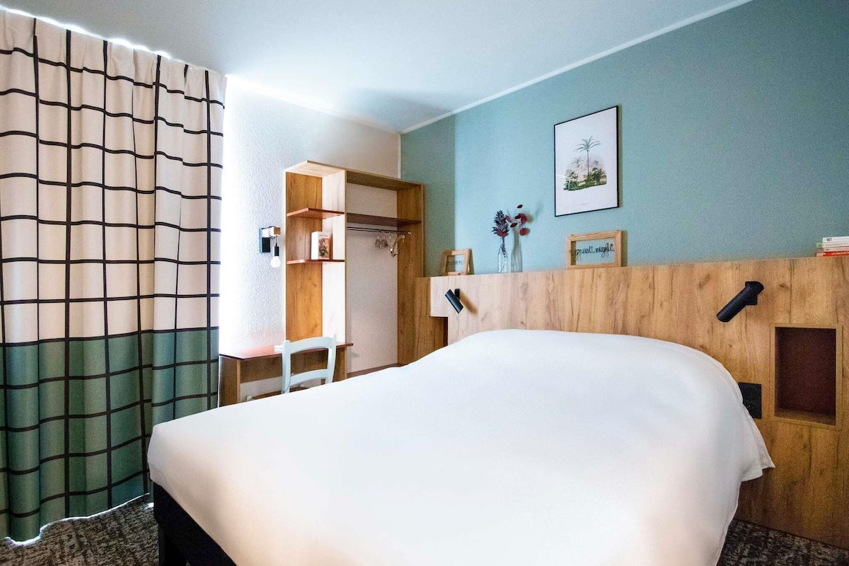 Pop Room with a double bed | 1 bedroom, desk, laptop workspace, soundproofing