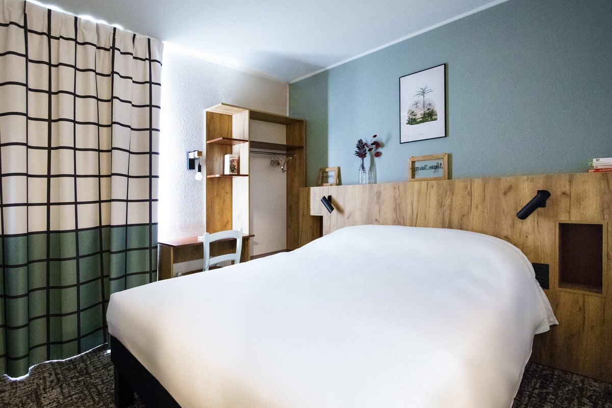 Pop Room with a double bed | 1 bedroom, desk, laptop workspace, soundproofing