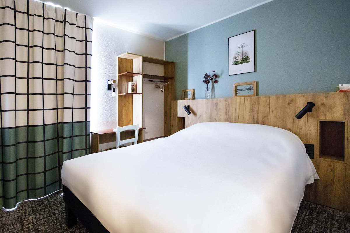 Pop Room with a double bed