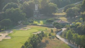 A golf course with a tower and a small building. - Greet Hotel Castres Saïx (Saix)
