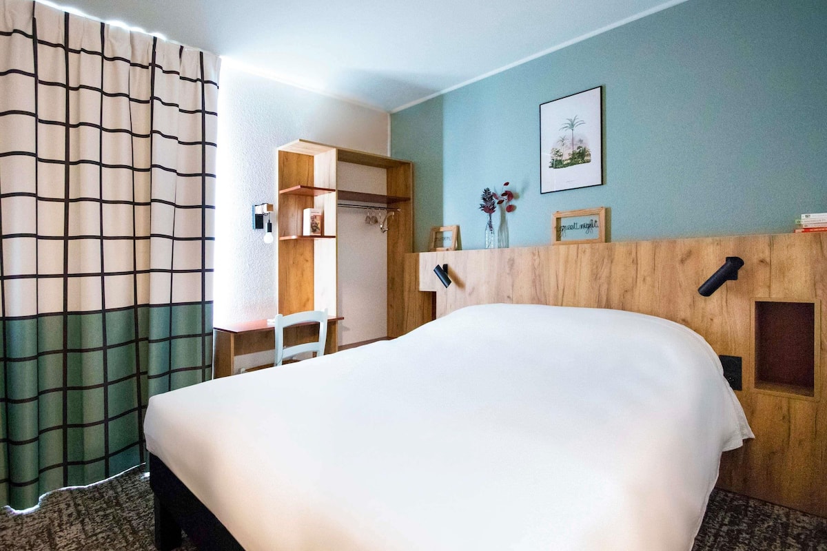 Pop Room with a double bed | 1 bedroom, desk, laptop workspace, soundproofing
