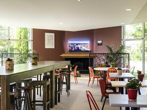 Sarapan bufet setiap hari (EUR 12 seorang) 