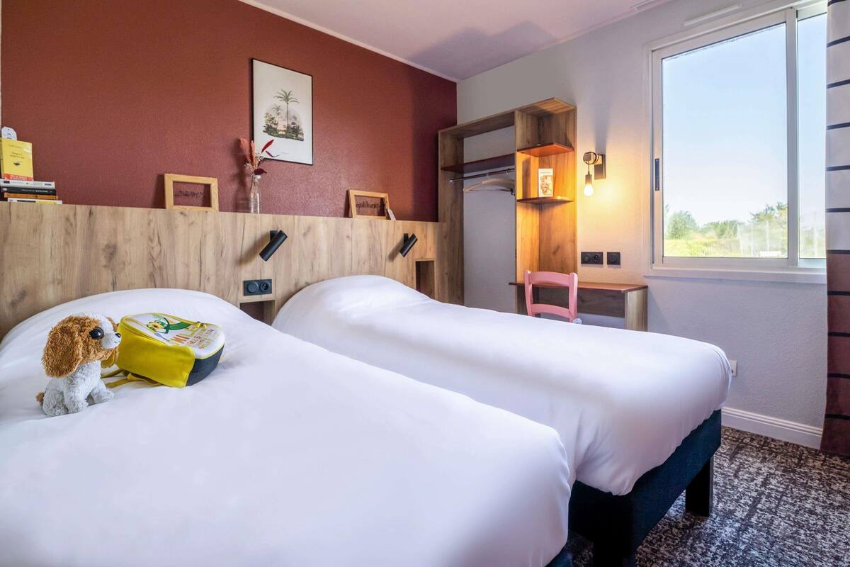 Standard Room, 2 Katil Bujang (Single) | 1 bilik tidur, meja, ruang kerja komputer riba, kalis bunyi