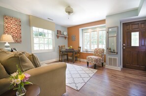 غرفة (The Tranquility Suite) | منطقة المعيشة | تلفزيون بشاشة مسطحة بحجم 32-بوصة يعرض قنوات فضائية، تلفزيون