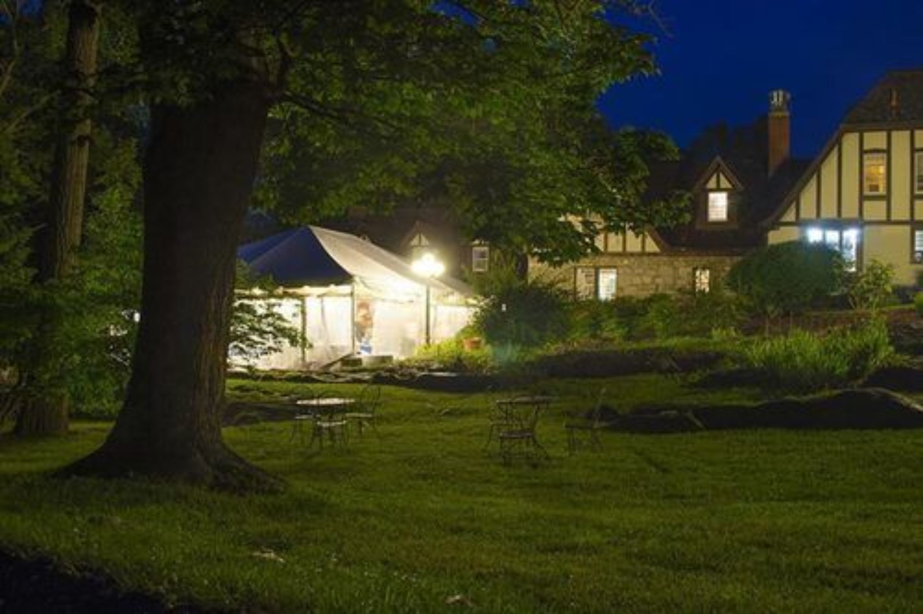 Fachada de la propiedad por la tarde o noche