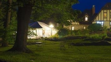 Majoituspaikan julkisivu illalla/yöllä