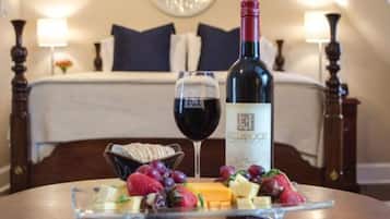 Phòng (The Overlook) | Bộ đồ giường cao cấp, bàn, bàn ủi/dụng cụ ủi quần áo