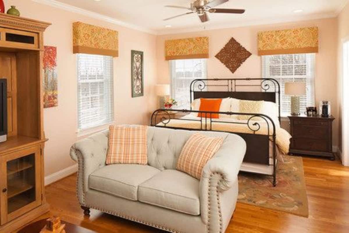 Premium bedding, desk, iron/ironing board, free WiFi