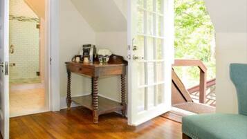 Phòng (The Snuggery) | Bộ đồ giường cao cấp, bàn, bàn ủi/dụng cụ ủi quần áo