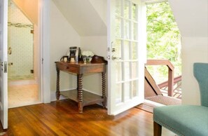 Room (The Snuggery) | Premium bedding, desk, iron/ironing board, free WiFi - Hillbrook Inn (Charles Town)