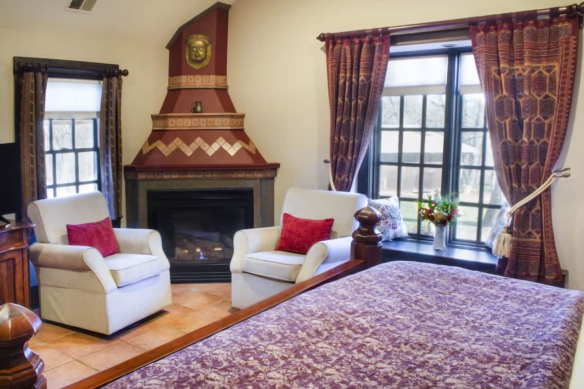 Premium bedding, desk, iron/ironing board, free WiFi