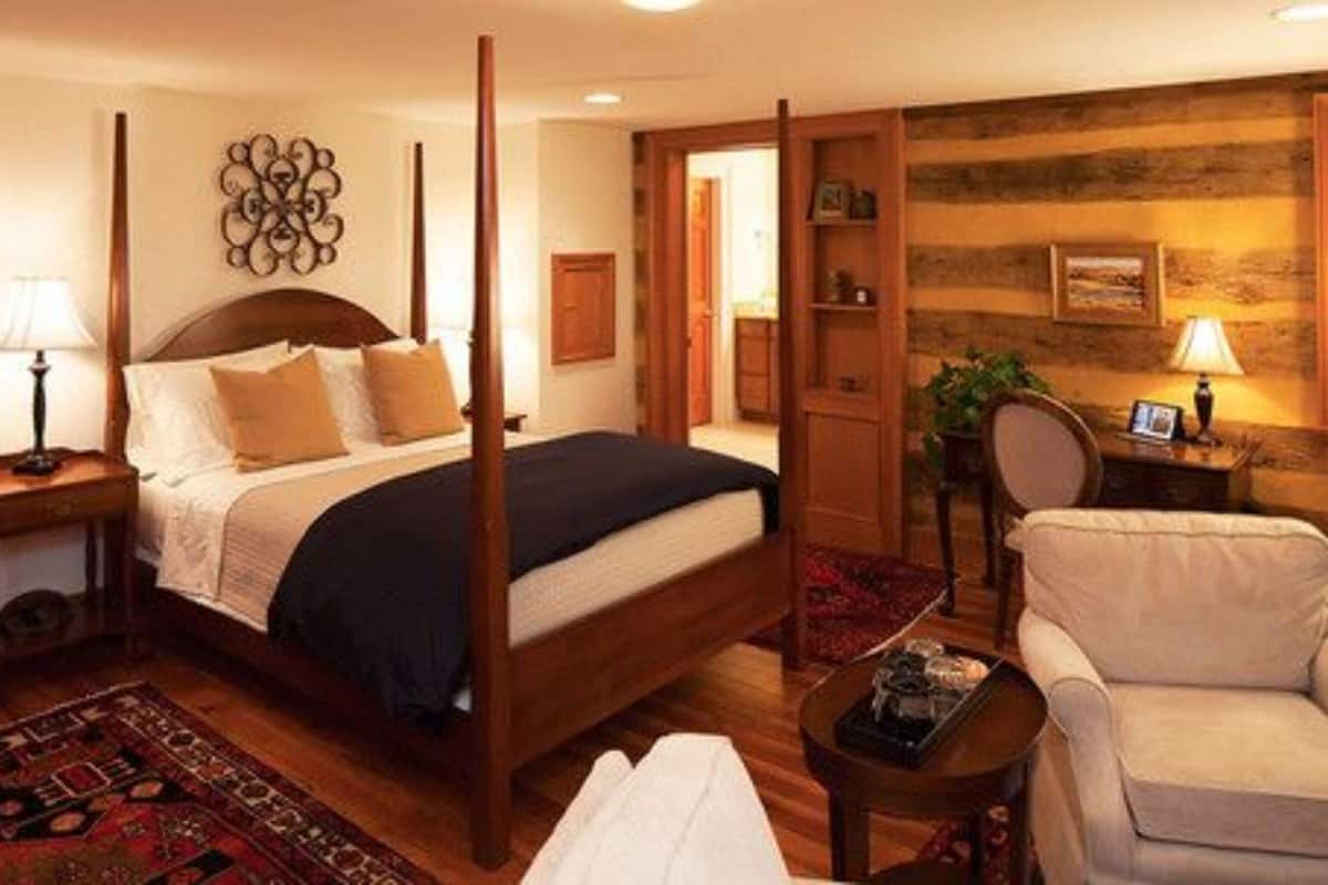 Premium bedding, desk, iron/ironing board, free WiFi