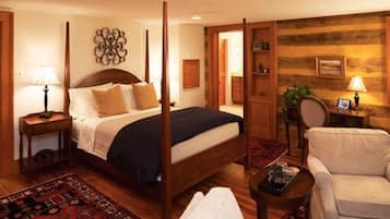 Huone (East Suite - Hawthorn) | Ylelliset vuodevaatteet, työpöytä, silitysrauta/-lauta, ilmainen Wi-Fi