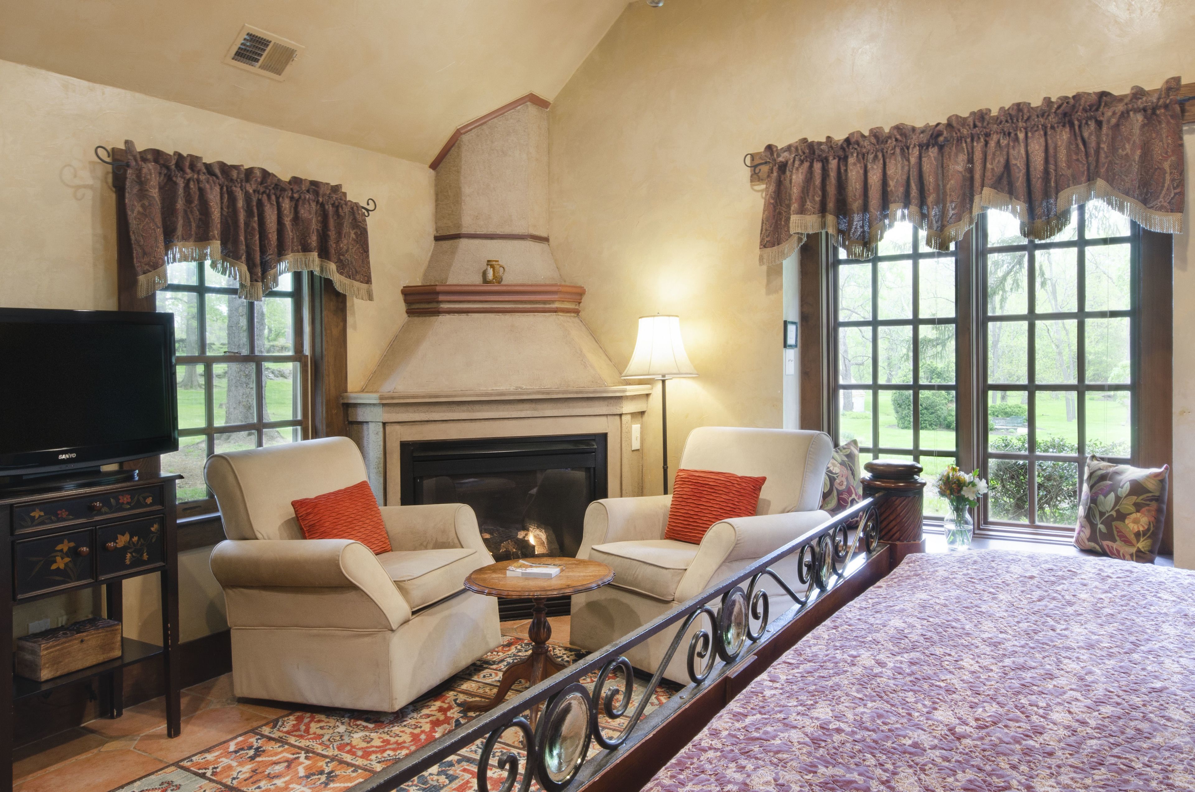 Room (The Fall Cottage) | Premium bedding, desk, iron/ironing board, free WiFi