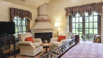 Room (The Fall Cottage) | Premium bedding, desk, iron/ironing board, free WiFi