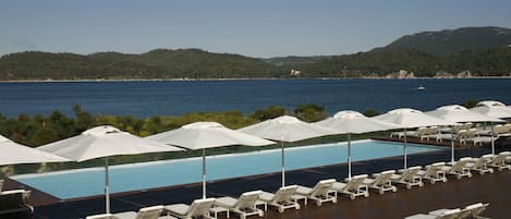 2 piscines couvertes, 2 piscines extérieures, parasols de plage