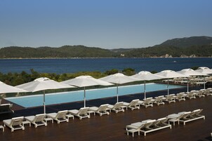 2 piscinas cubiertas, 2 piscinas al aire libre, sombrillas, tumbonas