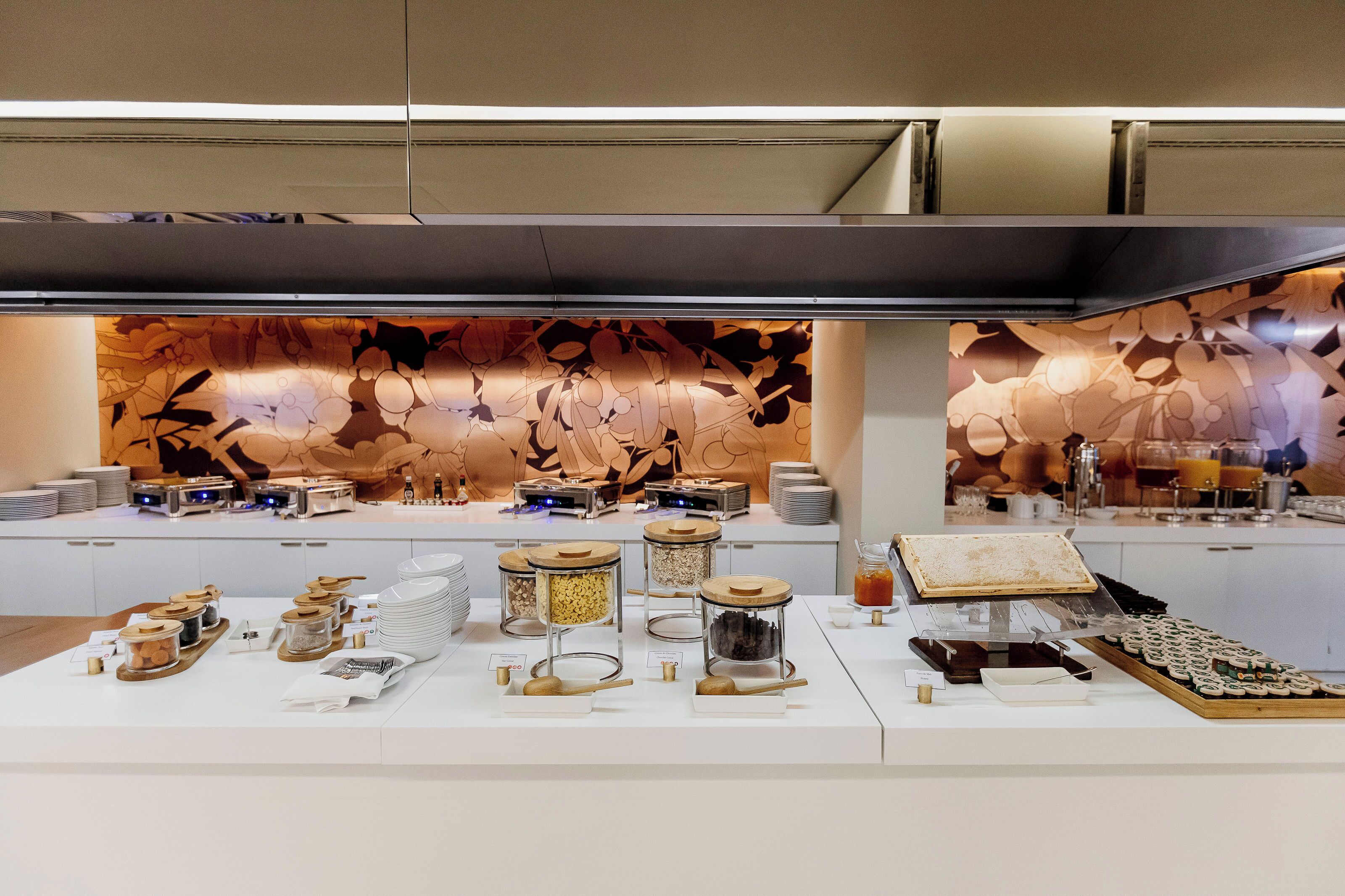 free buffet breakfast