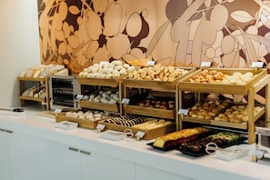Free buffet breakfast 
