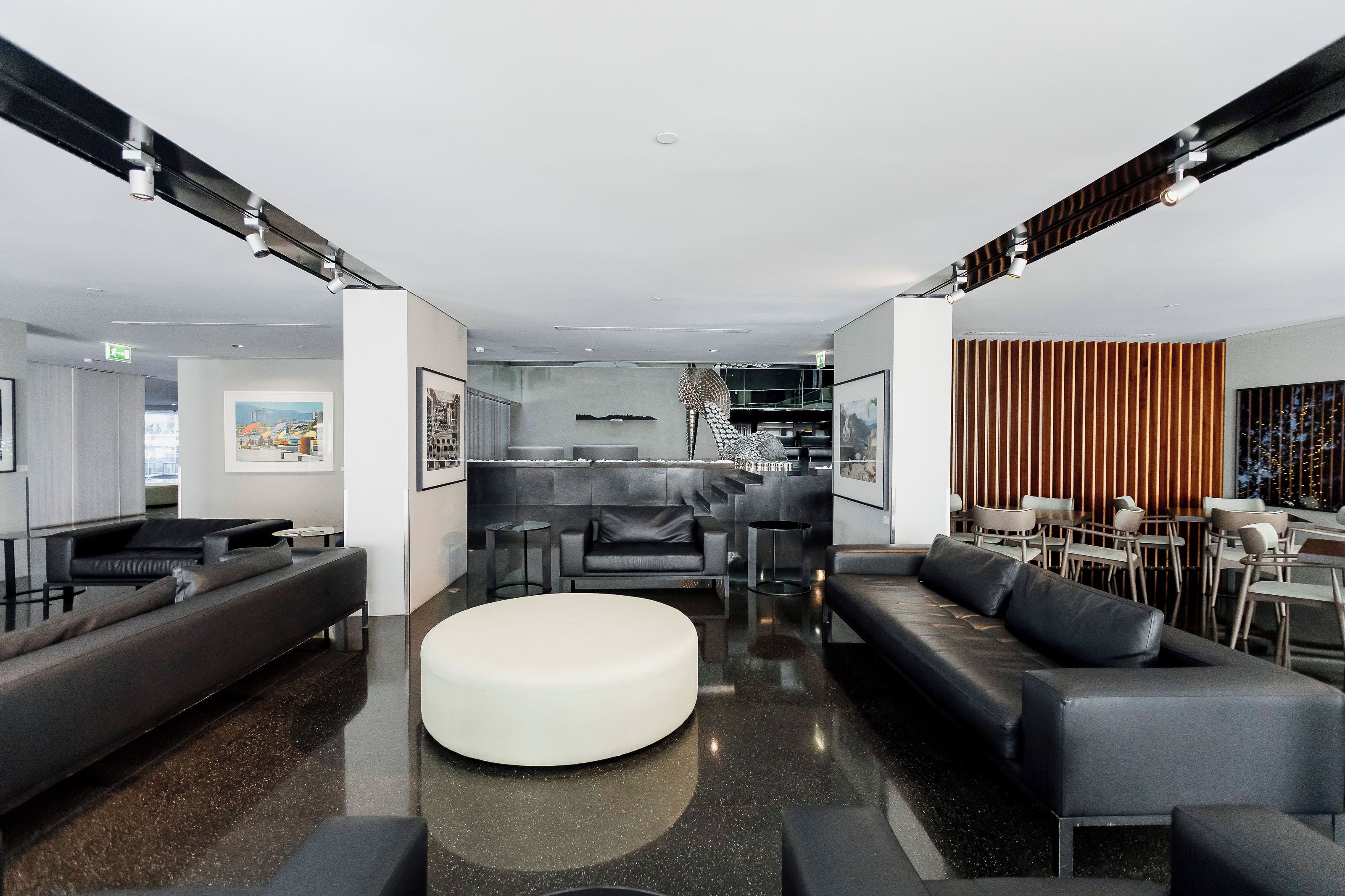 poolside views, serves lunch