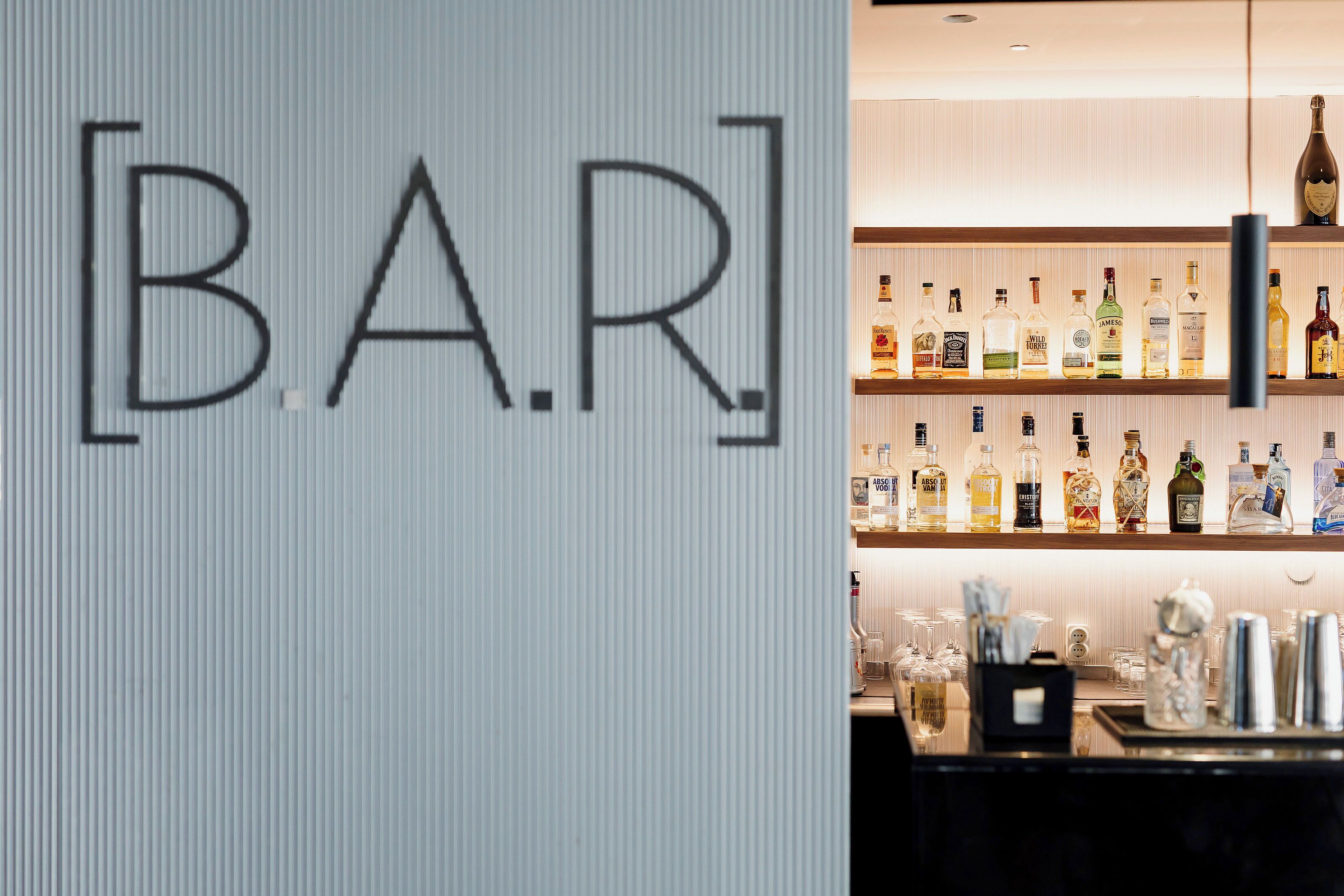 Zona de bar con un letrero que dice 