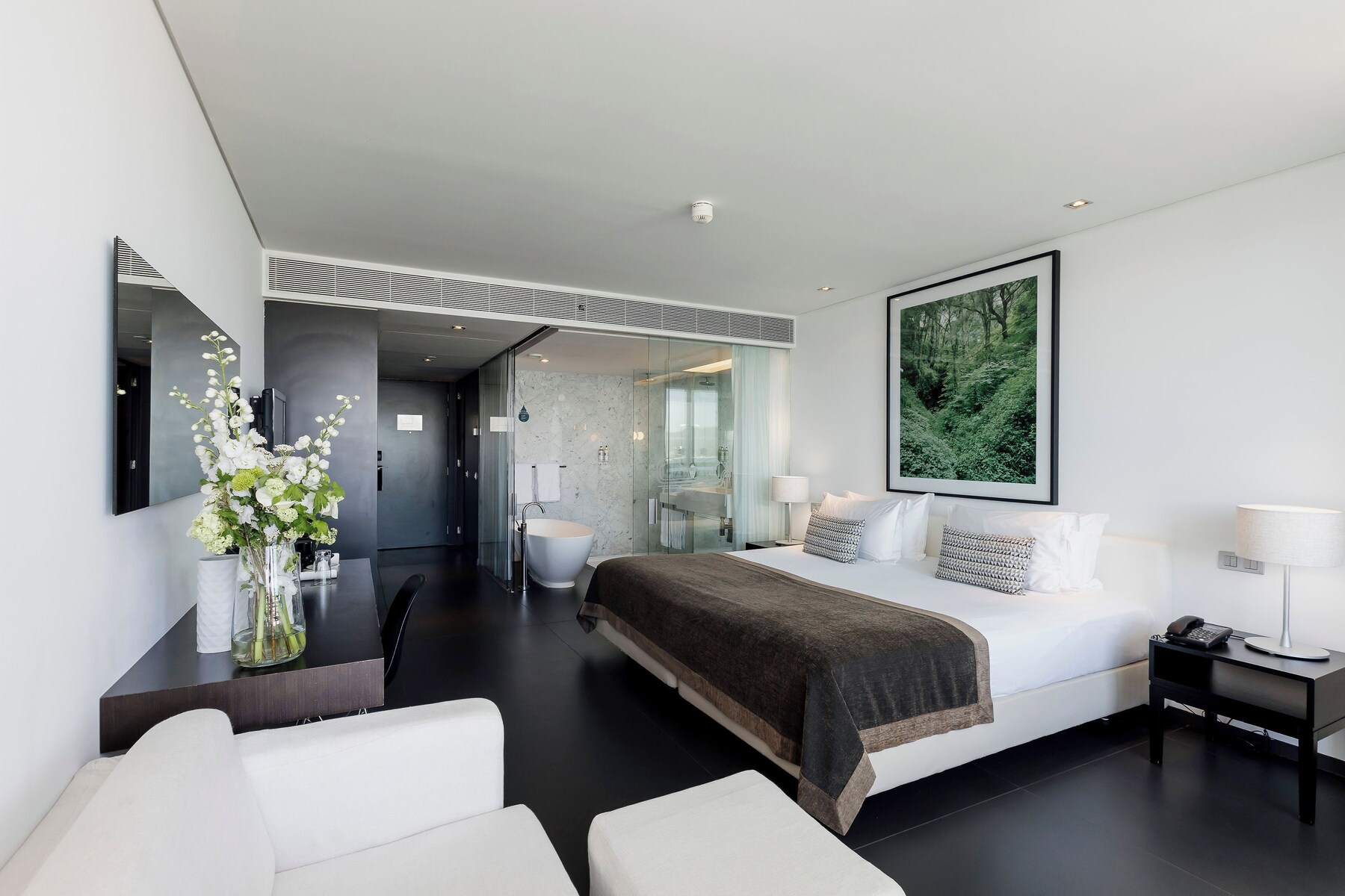 Deluxe Room (Superior) | Hypo-allergenic bedding, down duvets, pillow-top beds, in-room safe