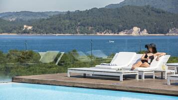 2 piscines cobertes, 2 piscines a l'aire lliure, para-sols i gandules