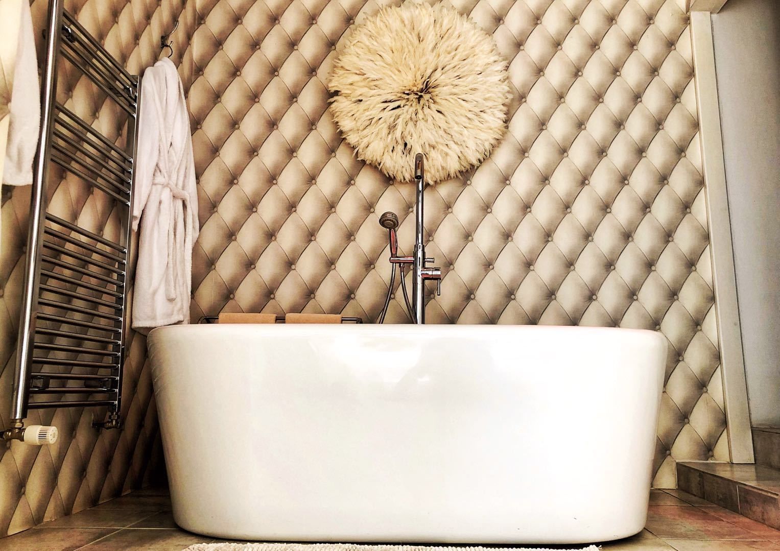 Suite, bubbelbad | Badkamer | Een bad/douchecombinatie, gratis toiletartikelen, een haardroger