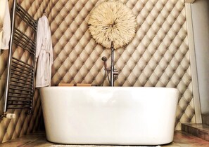 Swan Suite with private spa and garden | Bathroom | Combined shower/tub, free toiletries, hair dryer, bathrobes - Maison de Plumes (Heuchin)