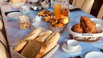 Daily continental breakfast (EUR 12.50 per person)