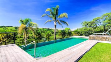 Piscine extérieure, chaises longues