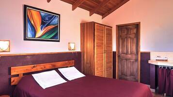 Minibar, individually decorated, individually furnished, desk