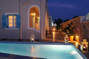 Seasonal outdoor pool, pool loungers